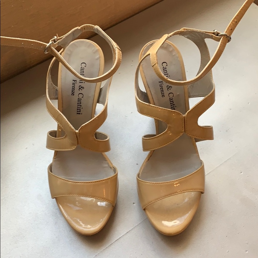 Tan leather open toed pumps